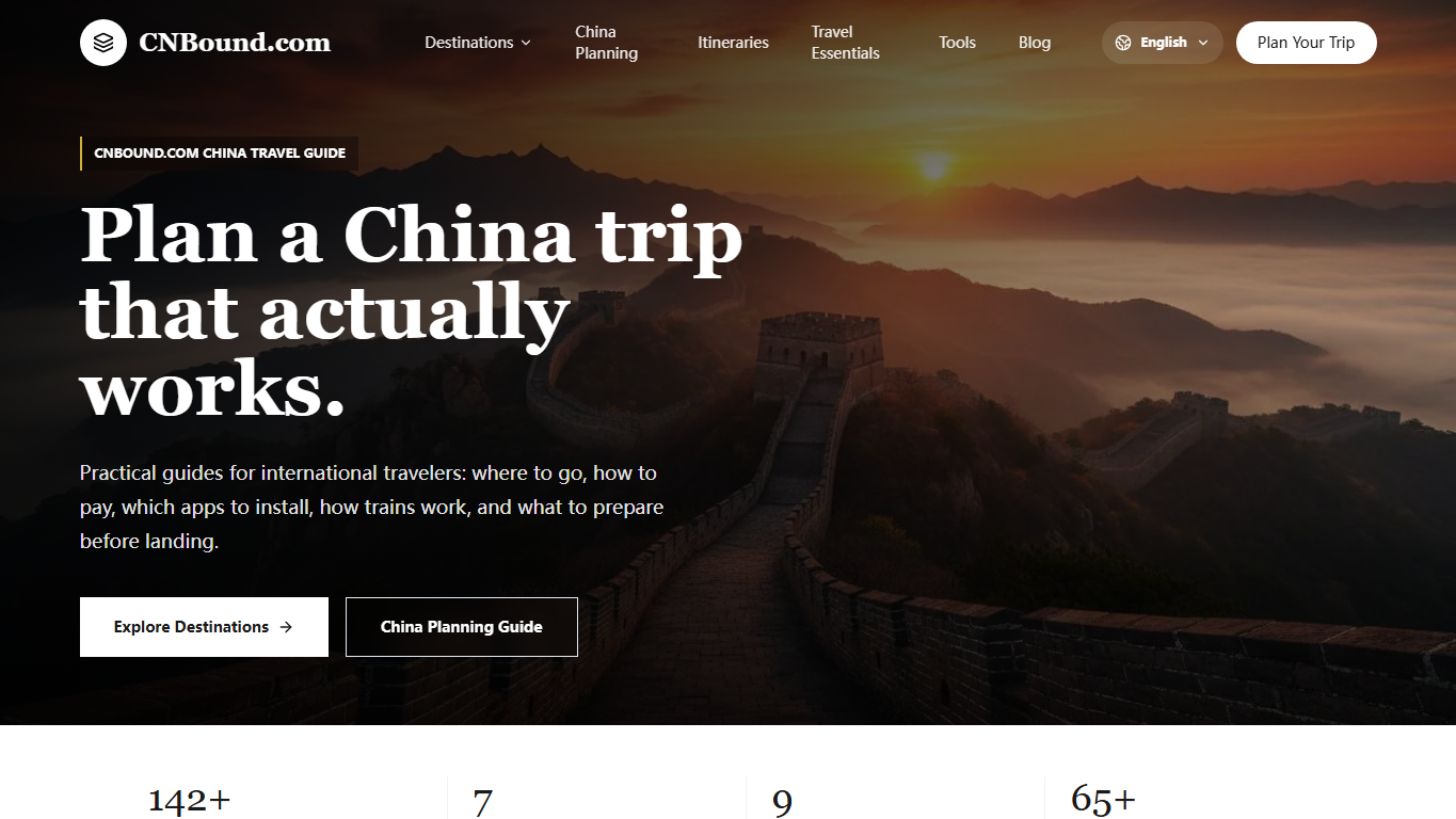 Screenshot der Homepage von CNBound.com, der den Heldenbereich eines China-Reiseführers zeigt